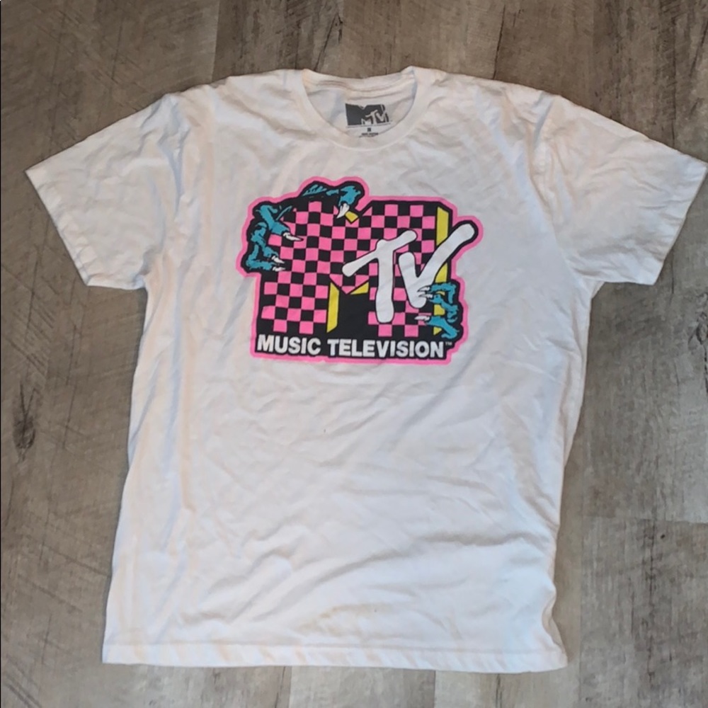 Cute MTV white graphic tee